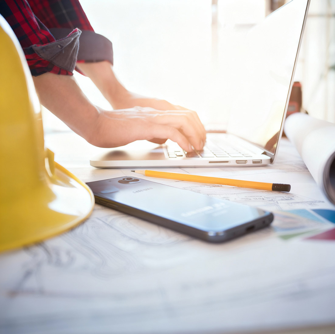 Mann beim Erstellen eines Sanierungskonzeptes am Laptop